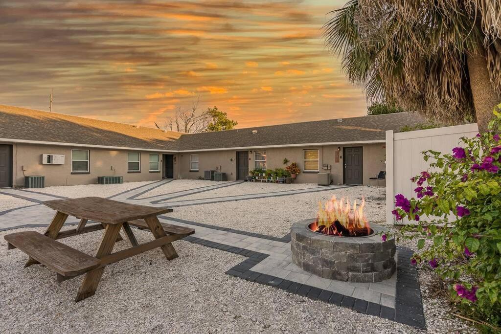 טאמפה Driftwood Castle Urban Oasis With Firepit Near Convention Center And Amalie Arena, Room For 6 מראה חיצוני תמונה